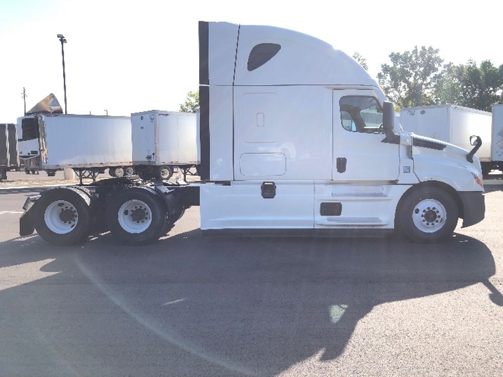 Sleeper Tractor-Heavy Duty Tractors-Freightliner-2022-T12664ST-Shreveport-LA-471,338\n\t\tmiles-$ 77,750 - Image 8