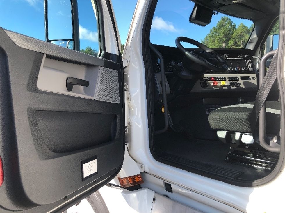 Sleeper Tractor-Heavy Duty Tractors-Freightliner-2022-T12664ST-Shreveport-LA-471,338\n\t\tmiles-$ 77,750 - Image 9