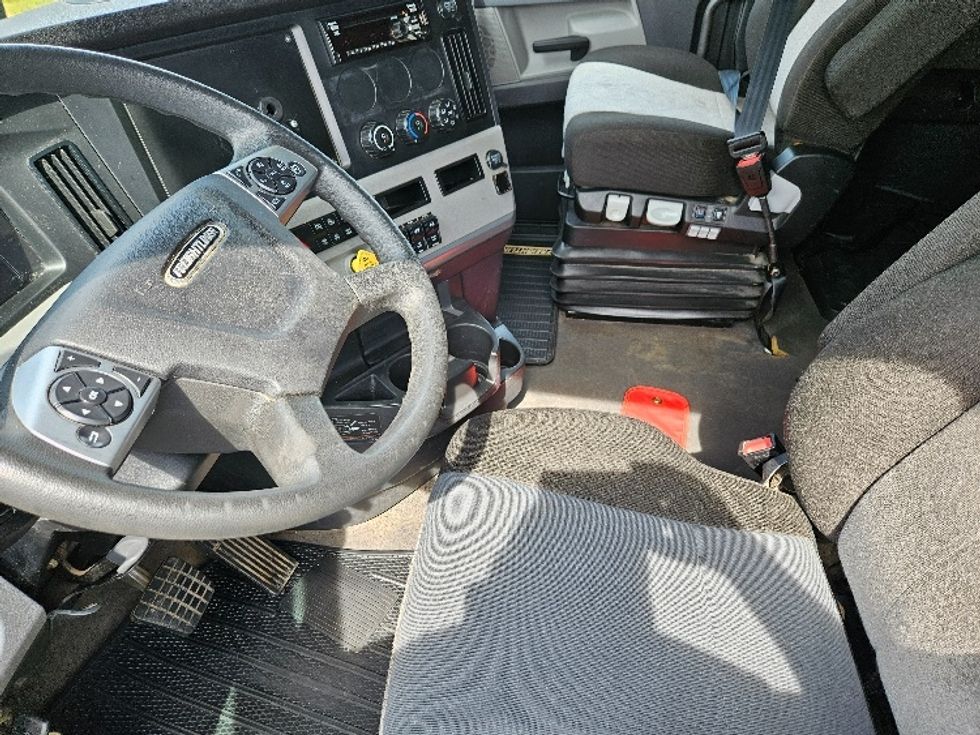 Sleeper Tractor-Heavy Duty Tractors-Freightliner-2022-T12664ST-Shreveport-LA-507,303\n\t\tmiles-$ 68,750 - Image 10