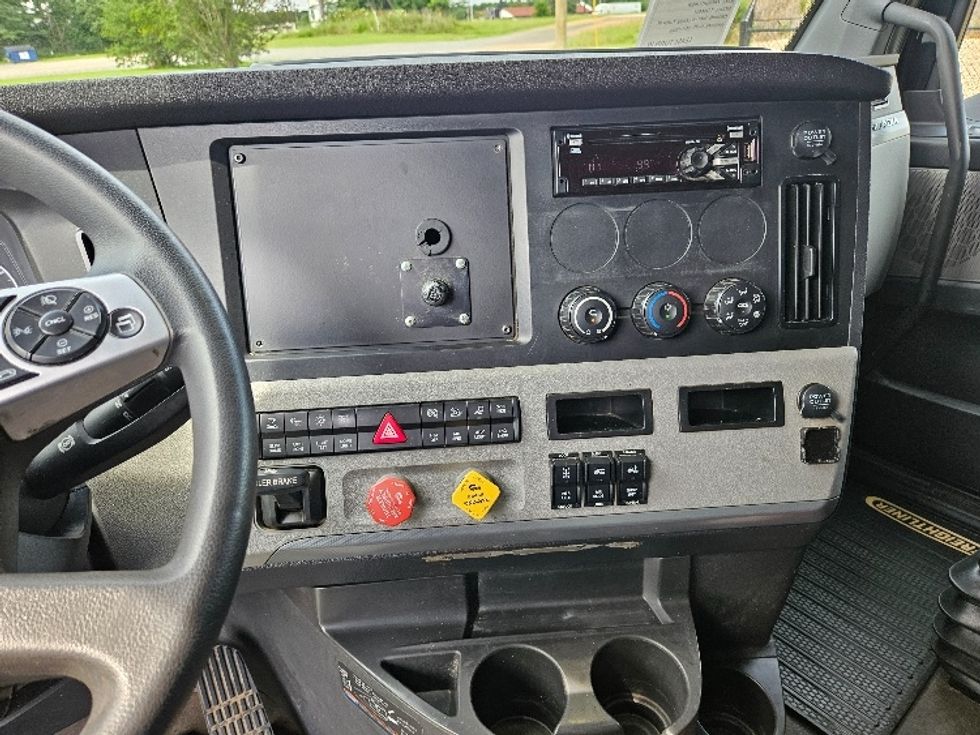 Sleeper Tractor-Heavy Duty Tractors-Freightliner-2022-T12664ST-Shreveport-LA-507,303\n\t\tmiles-$ 68,750 - Image 12