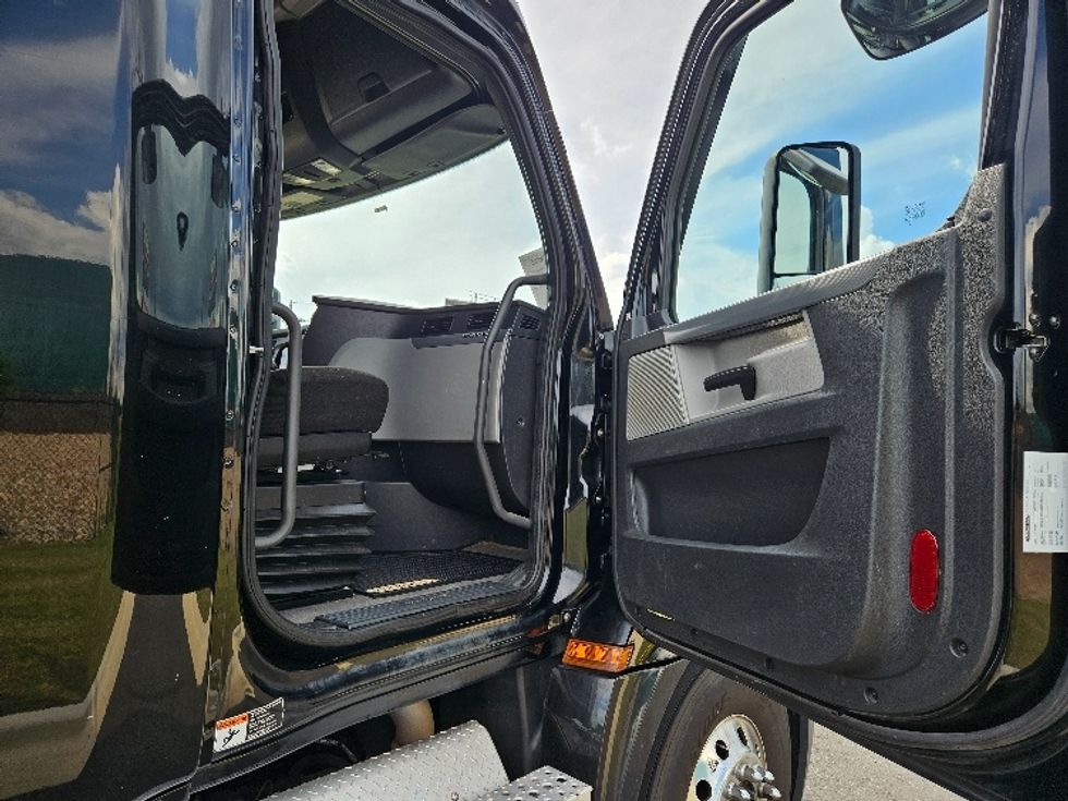 Sleeper Tractor-Heavy Duty Tractors-Freightliner-2022-T12664ST-Shreveport-LA-507,303\n\t\tmiles-$ 68,750 - Image 13