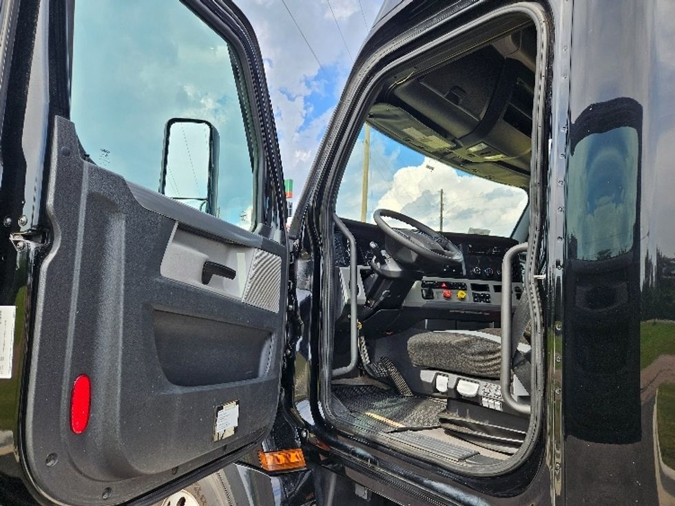 Sleeper Tractor-Heavy Duty Tractors-Freightliner-2022-T12664ST-Shreveport-LA-507,303\n\t\tmiles-$ 68,750 - Image 9