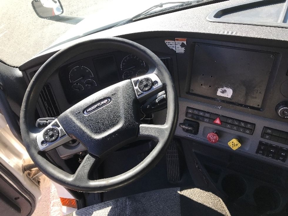 Sleeper Tractor-Heavy Duty Tractors-Freightliner-2022-T12664ST-Shreveport-LA-725,044\n\t\tmiles-$ 48,000 - Image 11