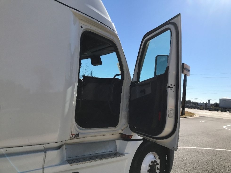 Sleeper Tractor-Heavy Duty Tractors-Freightliner-2022-T12664ST-Shreveport-LA-725,044\n\t\tmiles-$ 48,000 - Image 13