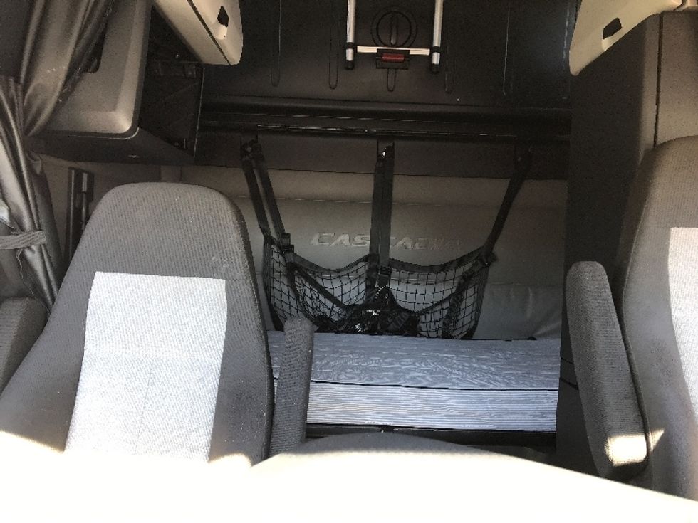 Sleeper Tractor-Heavy Duty Tractors-Freightliner-2022-T12664ST-Shreveport-LA-725,044\n\t\tmiles-$ 48,000 - Image 16