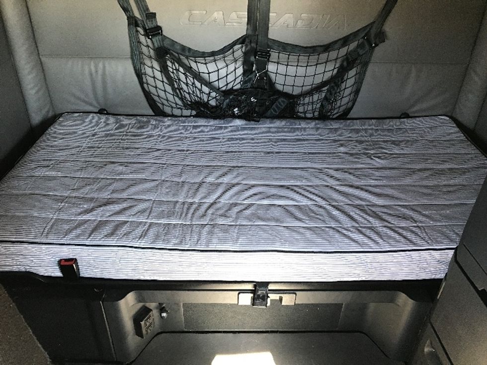 Sleeper Tractor-Heavy Duty Tractors-Freightliner-2022-T12664ST-Shreveport-LA-725,044\n\t\tmiles-$ 48,000 - Image 17