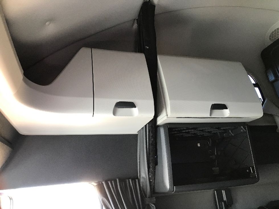 Sleeper Tractor-Heavy Duty Tractors-Freightliner-2022-T12664ST-Shreveport-LA-725,044\n\t\tmiles-$ 48,000 - Image 19