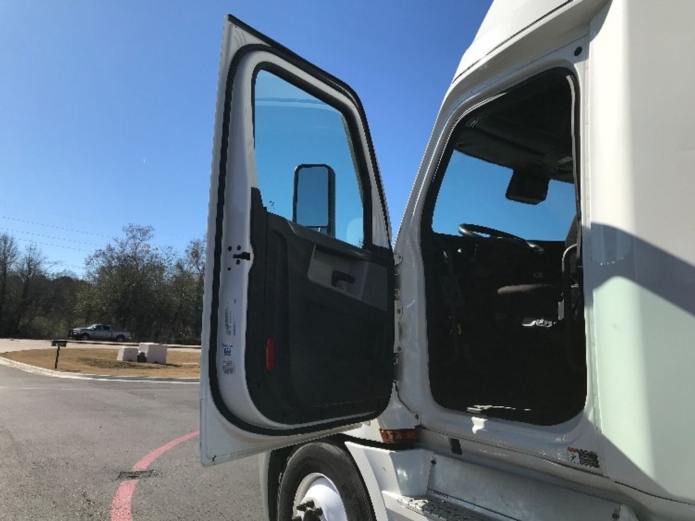 Sleeper Tractor-Heavy Duty Tractors-Freightliner-2022-T12664ST-Shreveport-LA-725,044\n\t\tmiles-$ 48,000 - Image 9