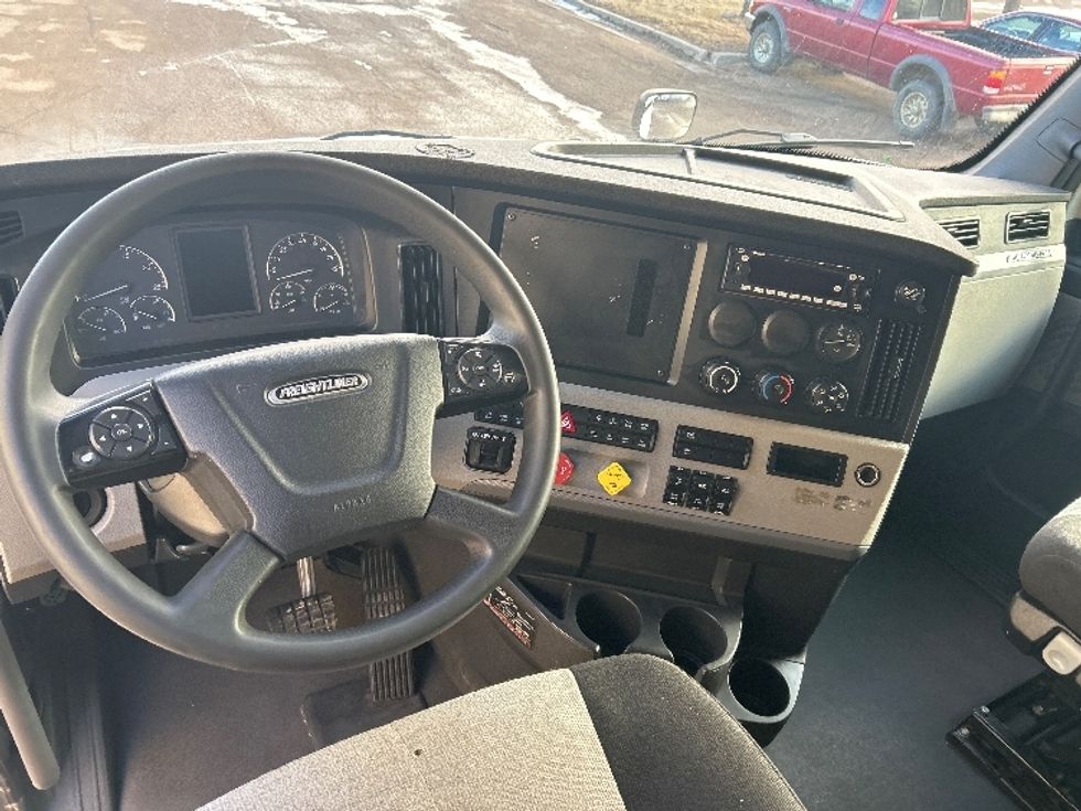 Sleeper Tractor-Heavy Duty Tractors-Freightliner-2022-T12664ST-Sioux Falls-SD-541,197\n\t\tmiles-$ 65,000 - Image 12