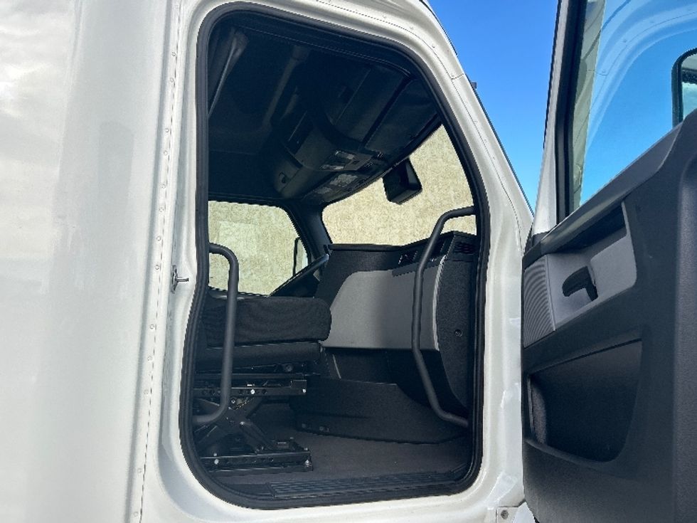 Sleeper Tractor-Heavy Duty Tractors-Freightliner-2022-T12664ST-Sioux Falls-SD-541,197\n\t\tmiles-$ 65,000 - Image 13