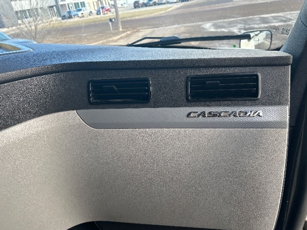 Sleeper Tractor-Heavy Duty Tractors-Freightliner-2022-T12664ST-Sioux Falls-SD-541,197\n\t\tmiles-$ 65,000 - Image 14