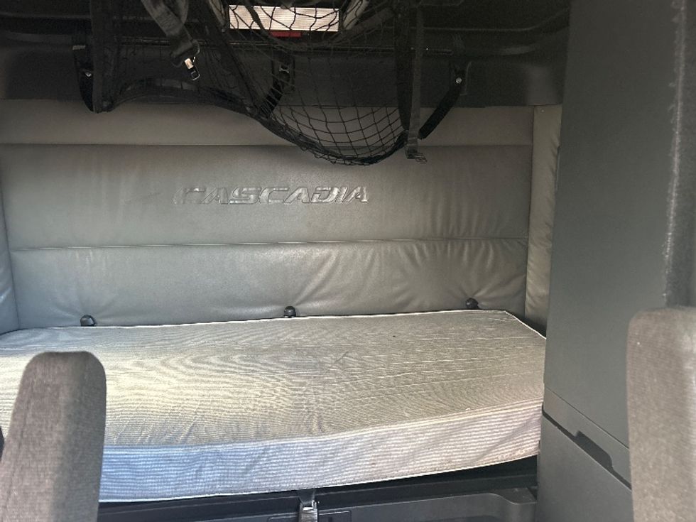 Sleeper Tractor-Heavy Duty Tractors-Freightliner-2022-T12664ST-Sioux Falls-SD-541,197\n\t\tmiles-$ 65,000 - Image 16