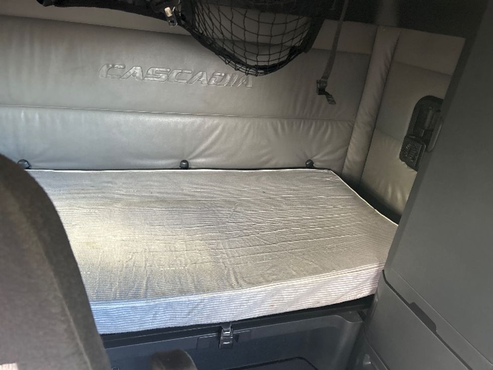 Sleeper Tractor-Heavy Duty Tractors-Freightliner-2022-T12664ST-Sioux Falls-SD-541,197\n\t\tmiles-$ 65,000 - Image 17