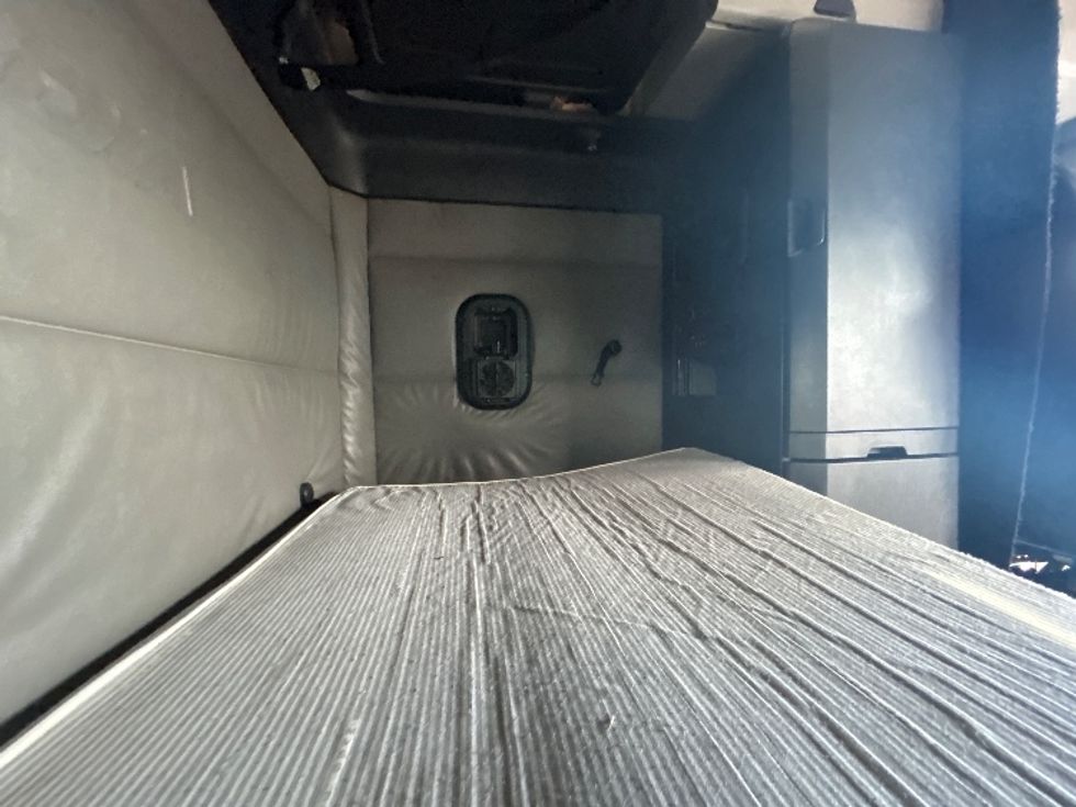 Sleeper Tractor-Heavy Duty Tractors-Freightliner-2022-T12664ST-Sioux Falls-SD-541,197\n\t\tmiles-$ 65,000 - Image 18
