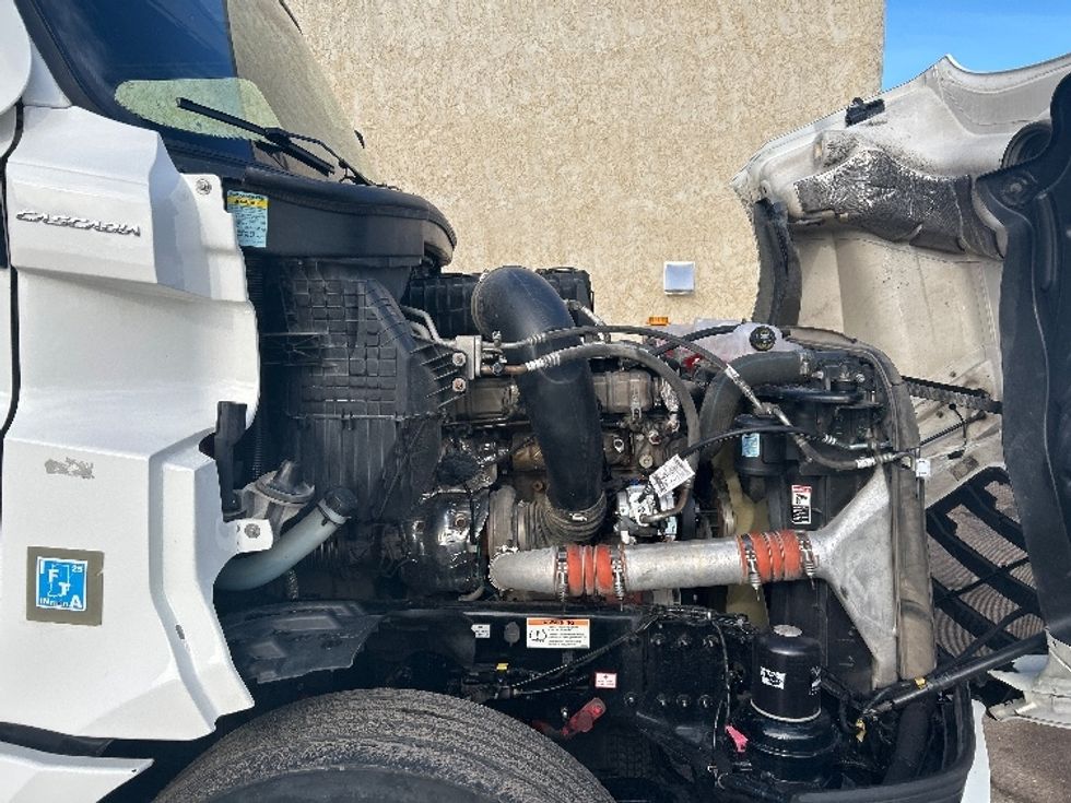 Sleeper Tractor-Heavy Duty Tractors-Freightliner-2022-T12664ST-Sioux Falls-SD-541,197\n\t\tmiles-$ 65,000 - Image 20