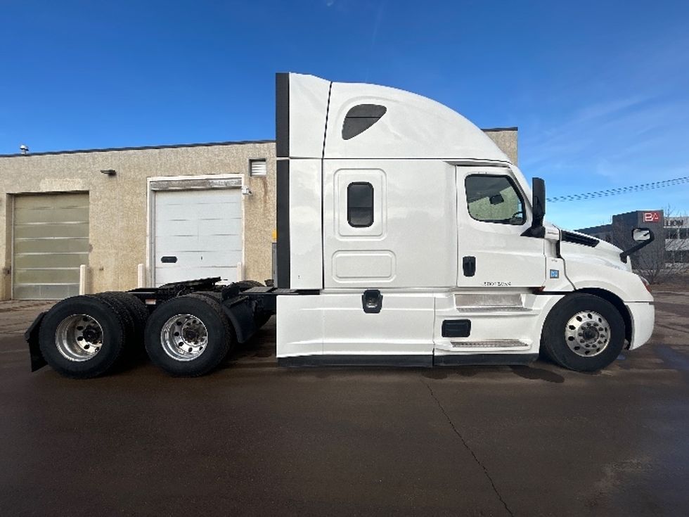 Sleeper Tractor-Heavy Duty Tractors-Freightliner-2022-T12664ST-Sioux Falls-SD-541,197\n\t\tmiles-$ 65,000 - Image 8