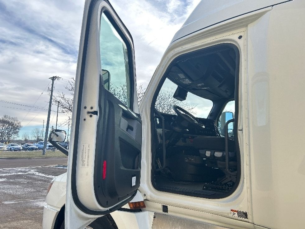 Sleeper Tractor-Heavy Duty Tractors-Freightliner-2022-T12664ST-Sioux Falls-SD-541,197\n\t\tmiles-$ 65,000 - Image 9