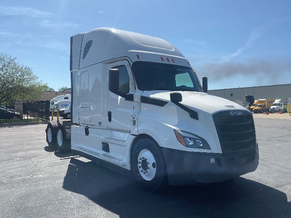 Sleeper Tractor-Heavy Duty Tractors-Freightliner-2022-T12664ST-South Bend-IN-339,874\n\t\tmiles-$ 85,500 - Image 1