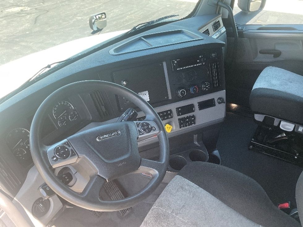 Sleeper Tractor-Heavy Duty Tractors-Freightliner-2022-T12664ST-South Bend-IN-339,874\n\t\tmiles-$ 85,500 - Image 10