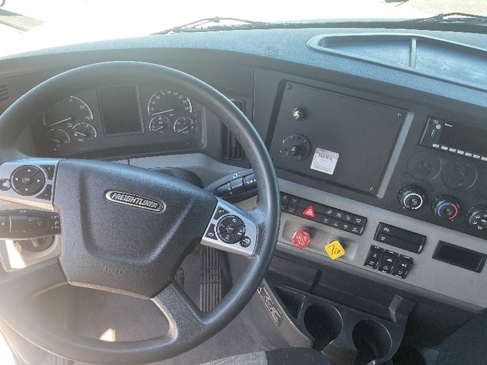 Sleeper Tractor-Heavy Duty Tractors-Freightliner-2022-T12664ST-South Bend-IN-339,874\n\t\tmiles-$ 85,500 - Image 11