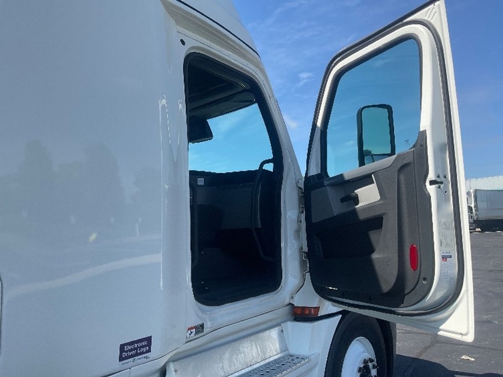 Sleeper Tractor-Heavy Duty Tractors-Freightliner-2022-T12664ST-South Bend-IN-339,874\n\t\tmiles-$ 85,500 - Image 13