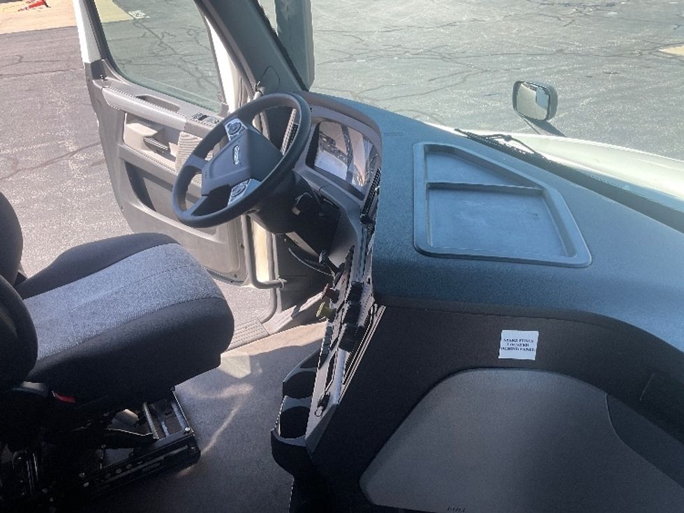 Sleeper Tractor-Heavy Duty Tractors-Freightliner-2022-T12664ST-South Bend-IN-339,874\n\t\tmiles-$ 85,500 - Image 15