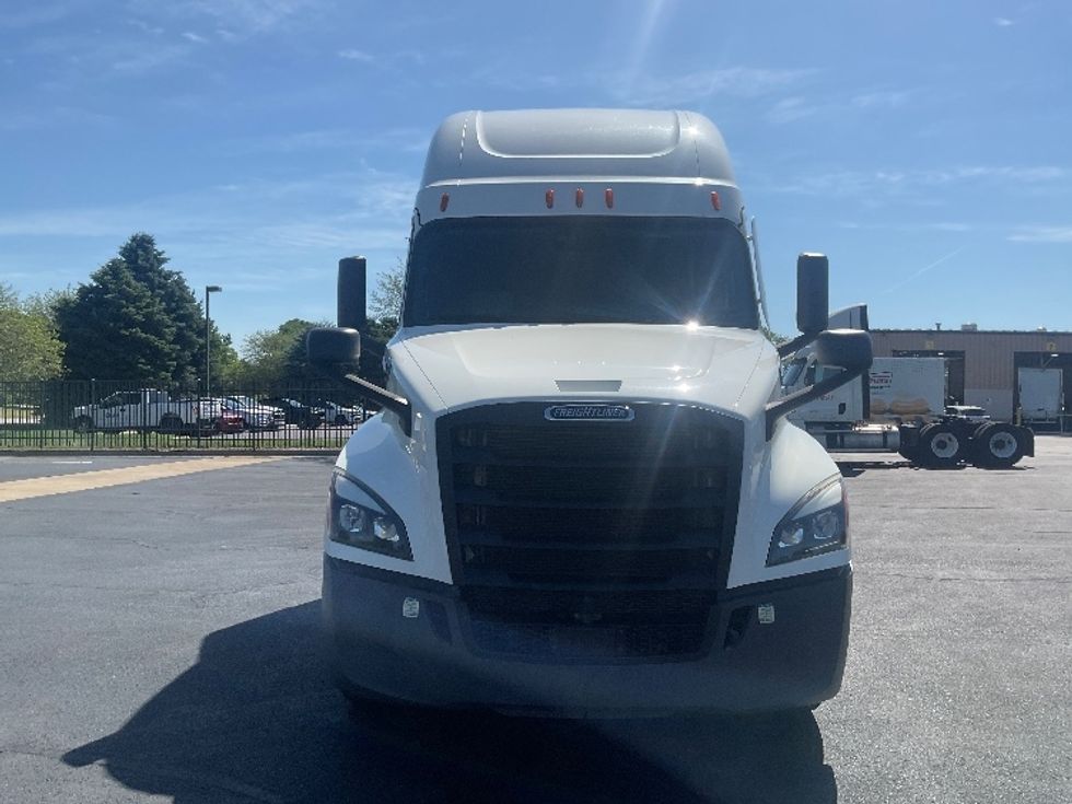 Sleeper Tractor-Heavy Duty Tractors-Freightliner-2022-T12664ST-South Bend-IN-339,874\n\t\tmiles-$ 85,500 - Image 2