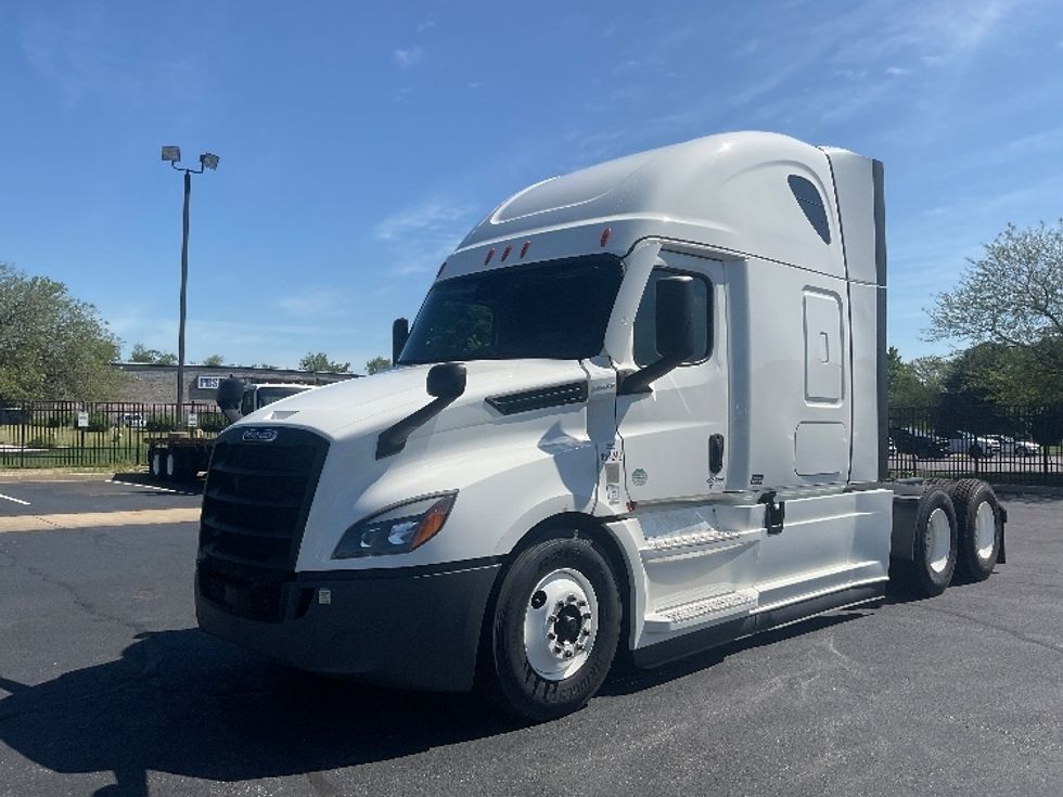 Sleeper Tractor-Heavy Duty Tractors-Freightliner-2022-T12664ST-South Bend-IN-339,874\n\t\tmiles-$ 85,500 - Image 3