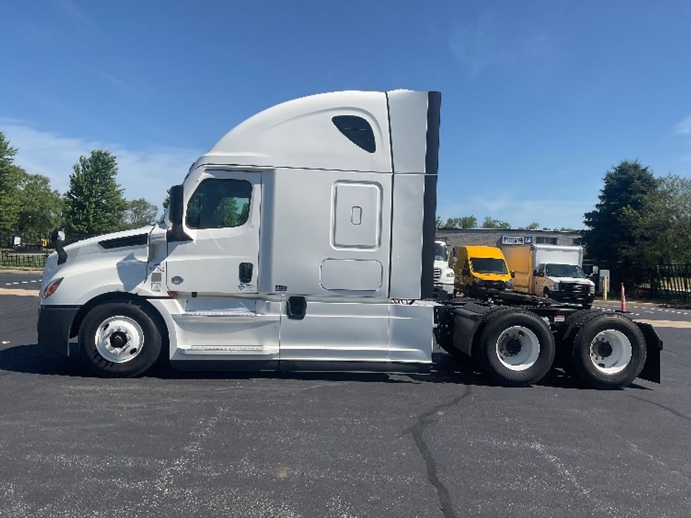 Sleeper Tractor-Heavy Duty Tractors-Freightliner-2022-T12664ST-South Bend-IN-339,874\n\t\tmiles-$ 85,500 - Image 4