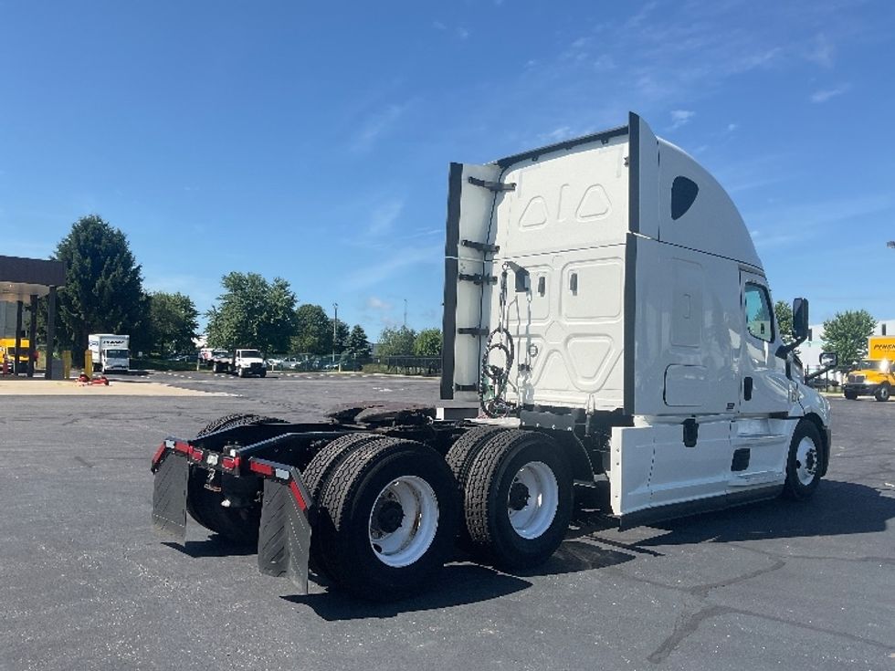 Sleeper Tractor-Heavy Duty Tractors-Freightliner-2022-T12664ST-South Bend-IN-339,874\n\t\tmiles-$ 85,500 - Image 7