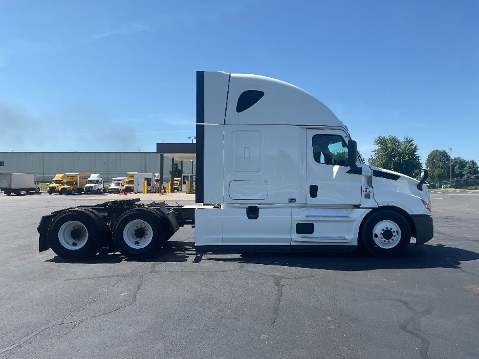 Sleeper Tractor-Heavy Duty Tractors-Freightliner-2022-T12664ST-South Bend-IN-339,874\n\t\tmiles-$ 85,500 - Image 8