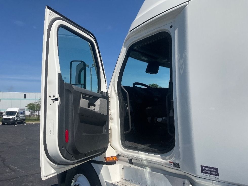 Sleeper Tractor-Heavy Duty Tractors-Freightliner-2022-T12664ST-South Bend-IN-339,874\n\t\tmiles-$ 85,500 - Image 9