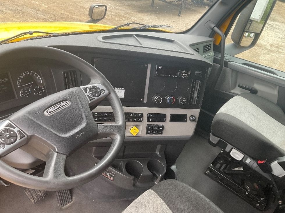Sleeper Tractor-Heavy Duty Tractors-Freightliner-2022-T12664ST-South Bend-IN-438,281\n\t\tmiles-$ 69,500 - Image 10