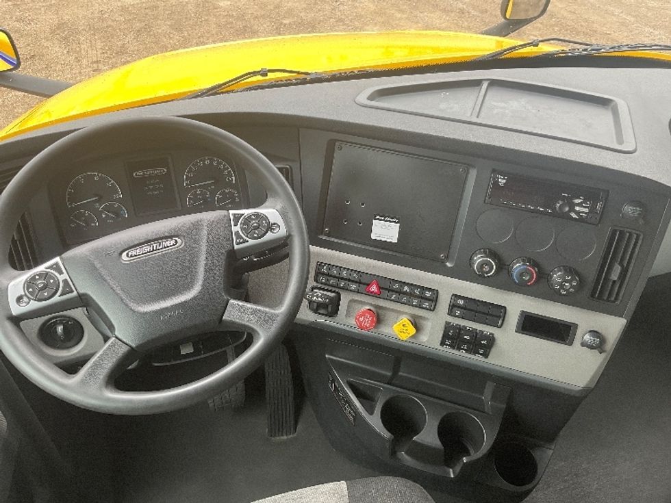 Sleeper Tractor-Heavy Duty Tractors-Freightliner-2022-T12664ST-South Bend-IN-438,281\n\t\tmiles-$ 69,500 - Image 11