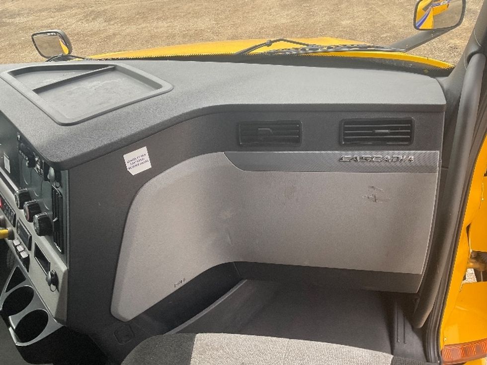 Sleeper Tractor-Heavy Duty Tractors-Freightliner-2022-T12664ST-South Bend-IN-438,281\n\t\tmiles-$ 69,500 - Image 14