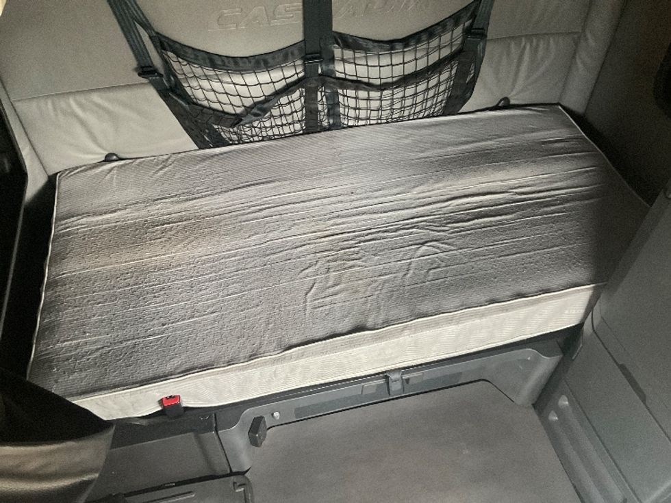 Sleeper Tractor-Heavy Duty Tractors-Freightliner-2022-T12664ST-South Bend-IN-438,281\n\t\tmiles-$ 69,500 - Image 17