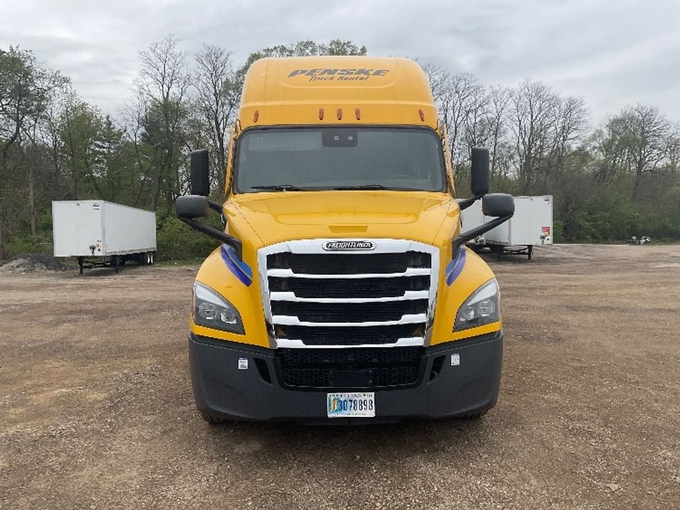Sleeper Tractor-Heavy Duty Tractors-Freightliner-2022-T12664ST-South Bend-IN-438,281\n\t\tmiles-$ 69,500 - Image 2