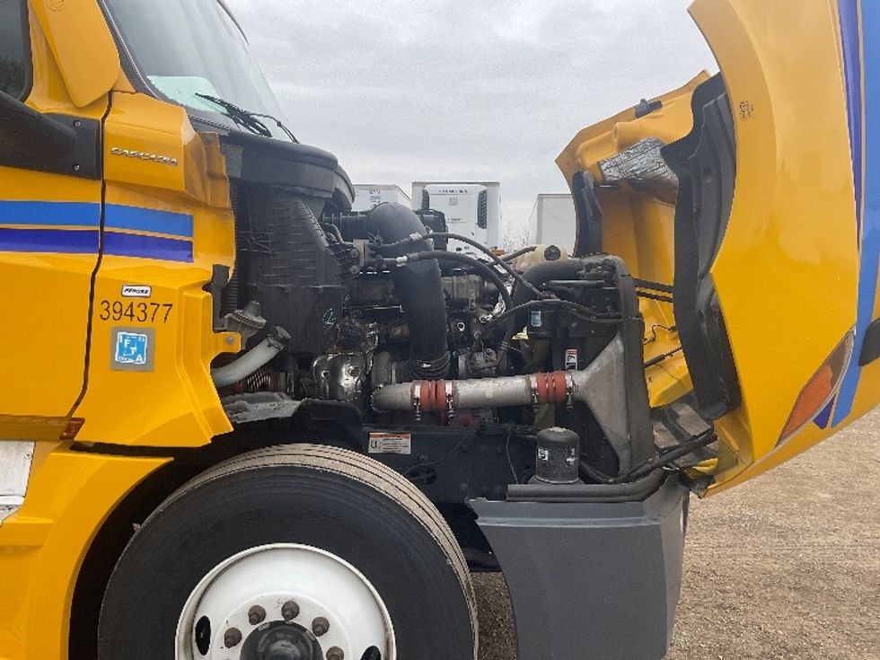 Sleeper Tractor-Heavy Duty Tractors-Freightliner-2022-T12664ST-South Bend-IN-438,281\n\t\tmiles-$ 69,500 - Image 20