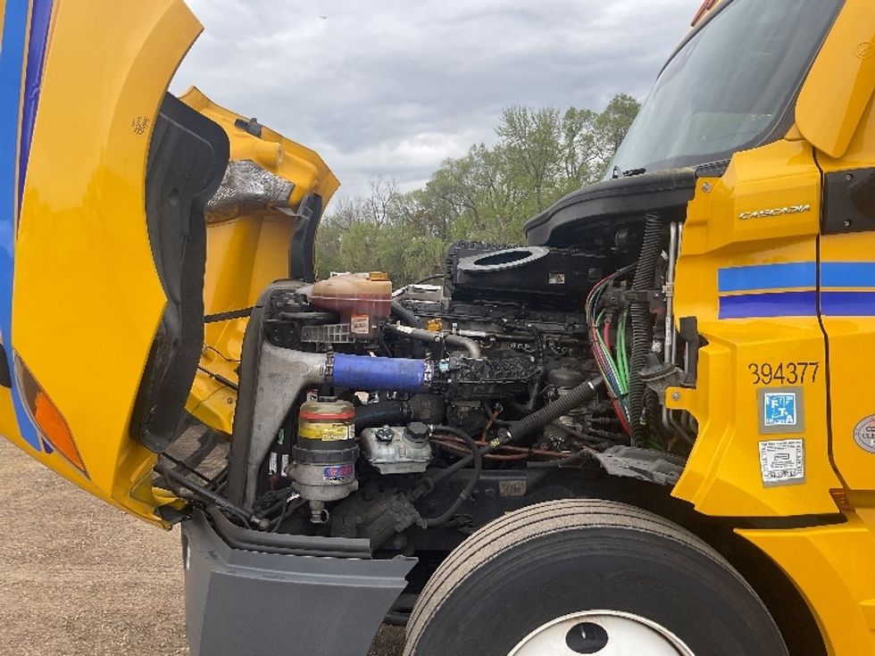 Sleeper Tractor-Heavy Duty Tractors-Freightliner-2022-T12664ST-South Bend-IN-438,281\n\t\tmiles-$ 69,500 - Image 21