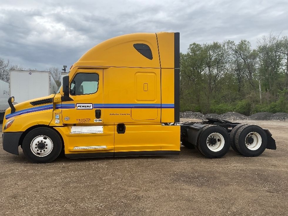 Sleeper Tractor-Heavy Duty Tractors-Freightliner-2022-T12664ST-South Bend-IN-438,281\n\t\tmiles-$ 69,500 - Image 4