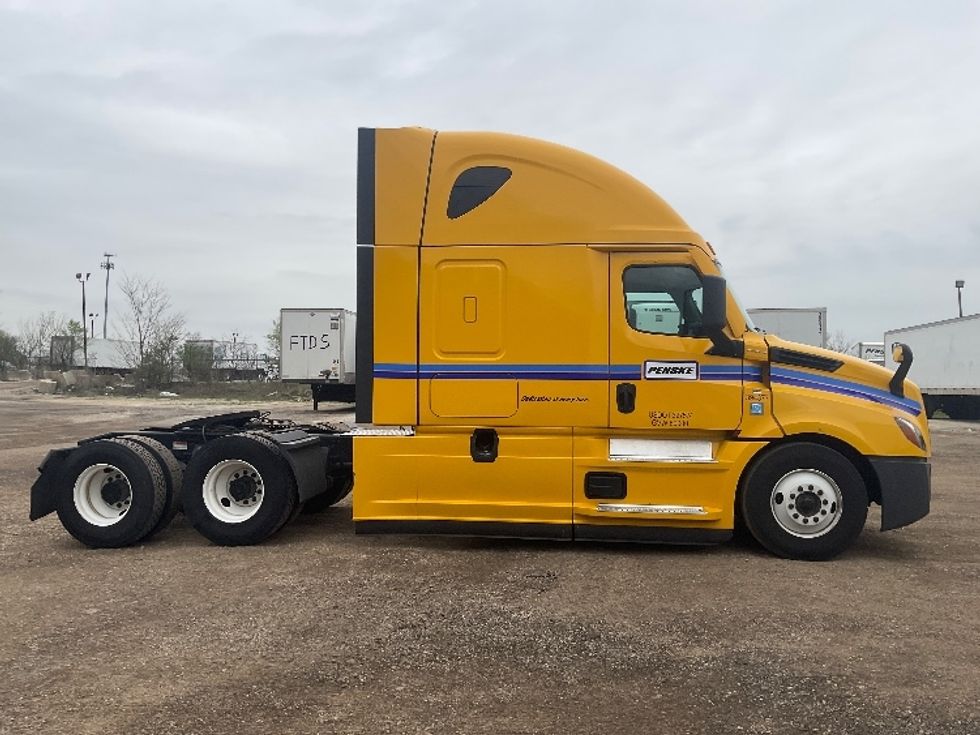 Sleeper Tractor-Heavy Duty Tractors-Freightliner-2022-T12664ST-South Bend-IN-438,281\n\t\tmiles-$ 69,500 - Image 8