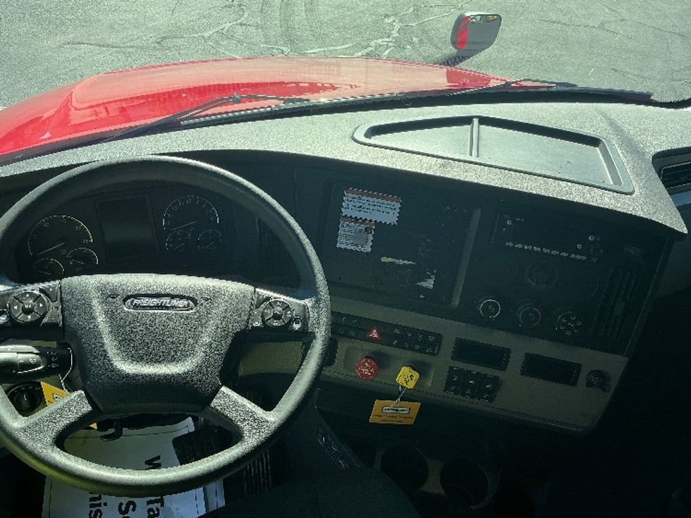 Sleeper Tractor-Heavy Duty Tractors-Freightliner-2022-T12664ST-South Bend-IN-509,424\n\t\tmiles-$ 66,000 - Image 11