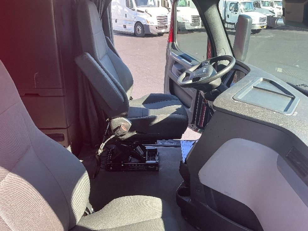 Sleeper Tractor-Heavy Duty Tractors-Freightliner-2022-T12664ST-South Bend-IN-509,424\n\t\tmiles-$ 66,000 - Image 15