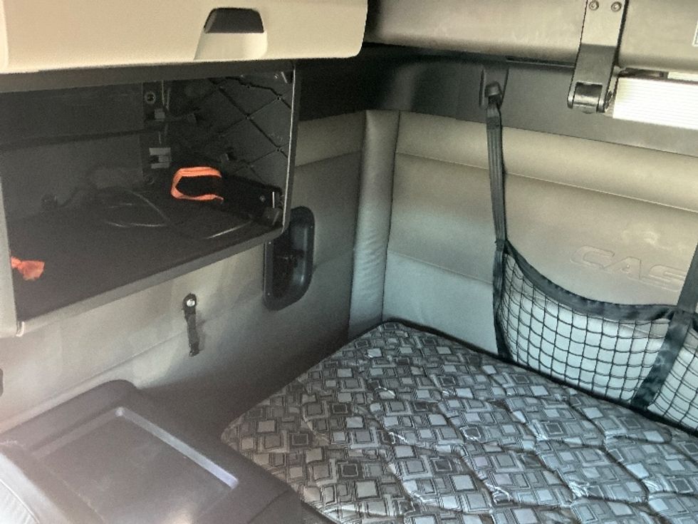 Sleeper Tractor-Heavy Duty Tractors-Freightliner-2022-T12664ST-South Bend-IN-509,424\n\t\tmiles-$ 66,000 - Image 16