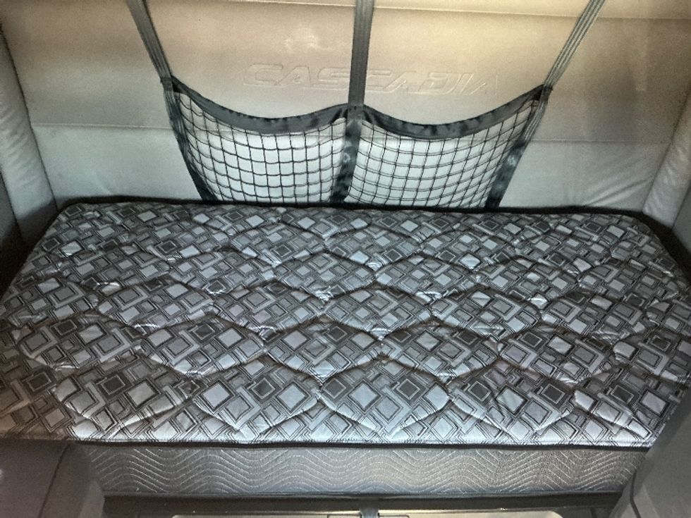 Sleeper Tractor-Heavy Duty Tractors-Freightliner-2022-T12664ST-South Bend-IN-509,424\n\t\tmiles-$ 66,000 - Image 17