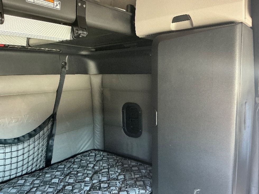 Sleeper Tractor-Heavy Duty Tractors-Freightliner-2022-T12664ST-South Bend-IN-509,424\n\t\tmiles-$ 66,000 - Image 18