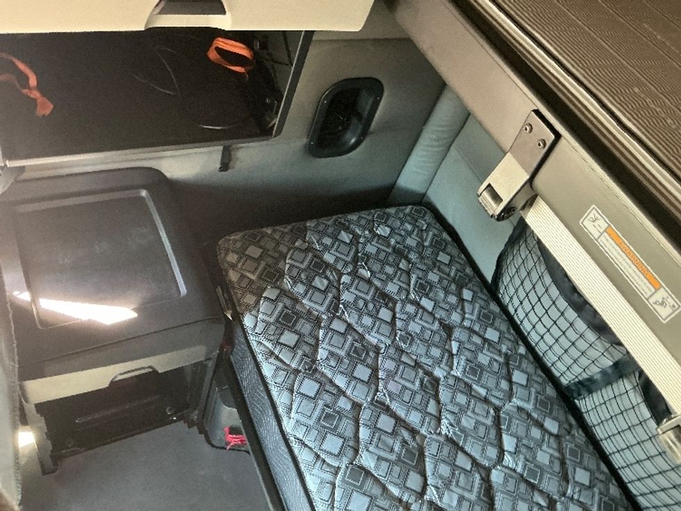 Sleeper Tractor-Heavy Duty Tractors-Freightliner-2022-T12664ST-South Bend-IN-509,424\n\t\tmiles-$ 66,000 - Image 19