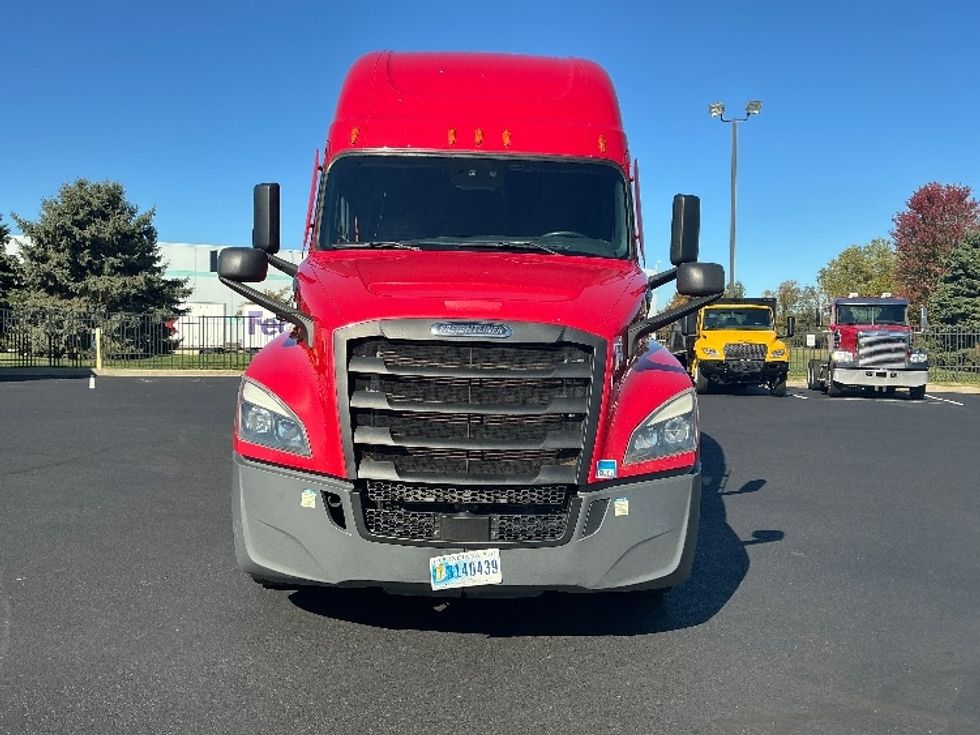Sleeper Tractor-Heavy Duty Tractors-Freightliner-2022-T12664ST-South Bend-IN-509,424\n\t\tmiles-$ 66,000 - Image 2