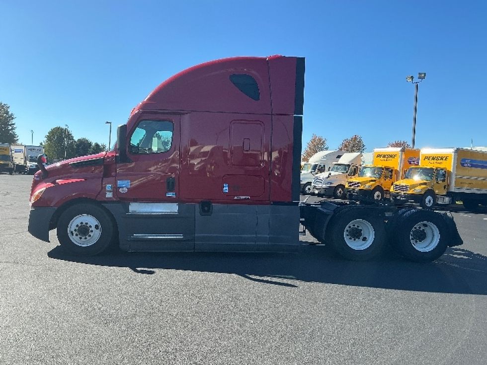 Sleeper Tractor-Heavy Duty Tractors-Freightliner-2022-T12664ST-South Bend-IN-509,424\n\t\tmiles-$ 66,000 - Image 4