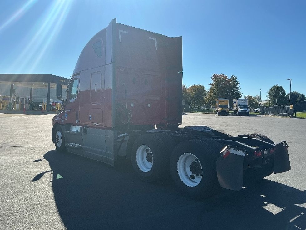 Sleeper Tractor-Heavy Duty Tractors-Freightliner-2022-T12664ST-South Bend-IN-509,424\n\t\tmiles-$ 66,000 - Image 5